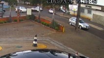 Câmera registra batida entre motociclista e ônibus na Rua Ipanema