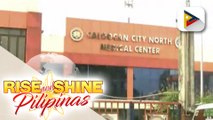 Mahaba pa rin ang pila ng mga residente sa  Saranay Road sa Caloocan na nagbabakasakaling mabakunahan ngayong araw, Agosto 4