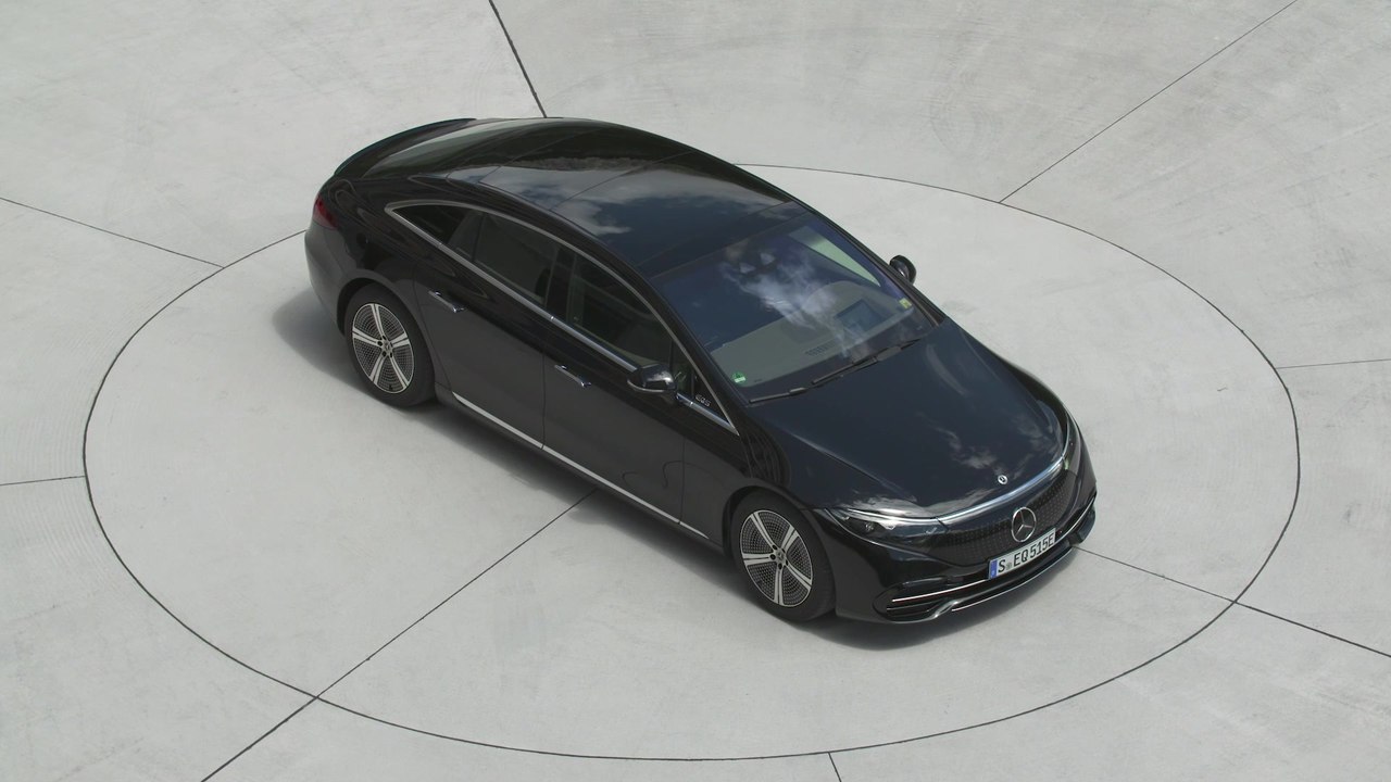 The new Mercedes-Benz EQS 580 4MATIC in Obsidian black Driving Video
