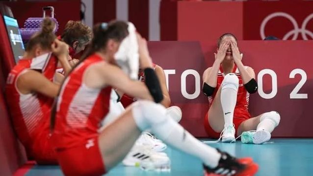 Güney Kore'ye elenen Kadın Voleybol Takımımız, yere kapanıp hüngür hüngür ağladı