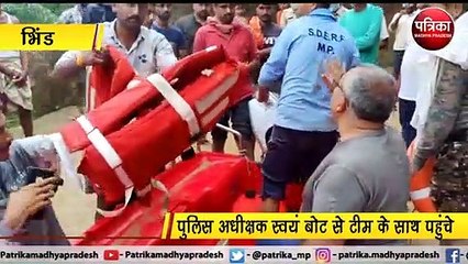 VIDEO: बाढ़ में फंसे व्यक्ति का रेस्क्यू  करने पहुंचे पुलिस अधीक्षक