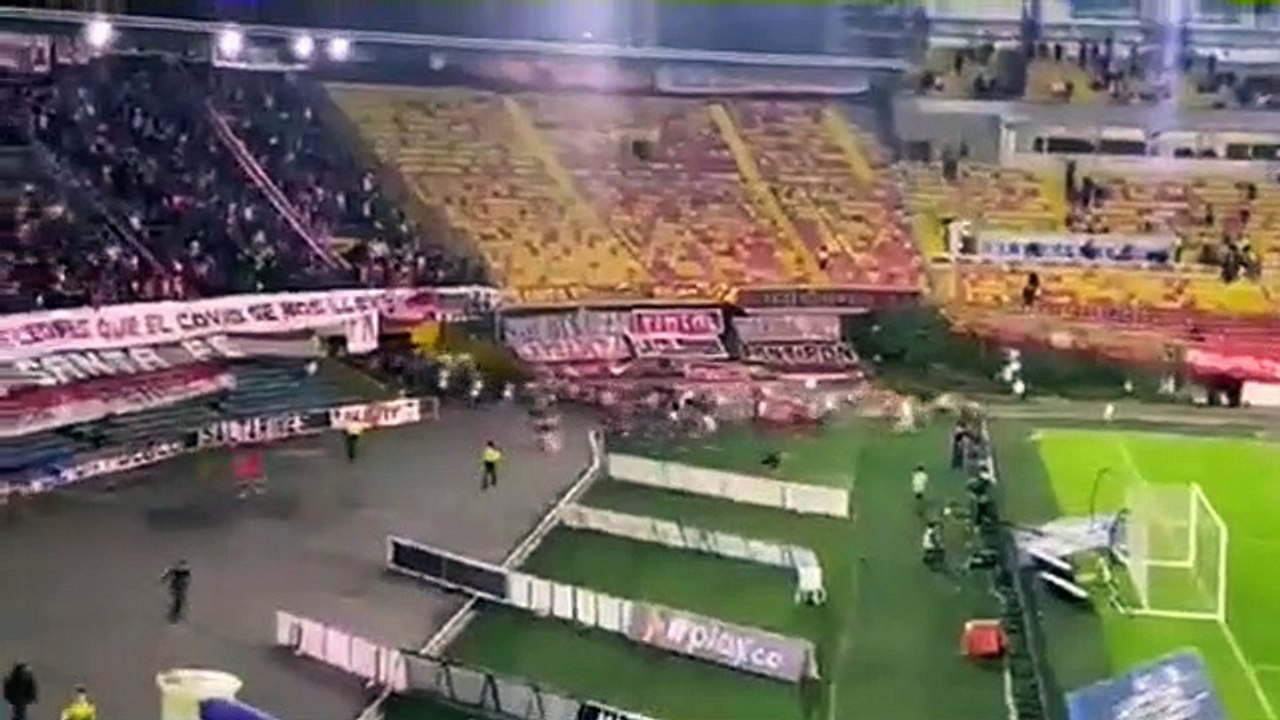 Pelea Campal entre hinchas Santa Fe Vs Nacional- 03-08-2021