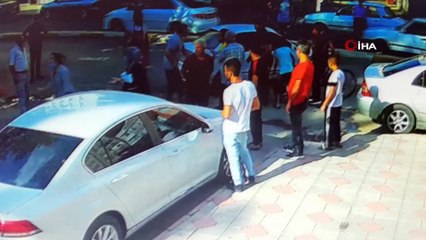 Kadının boğazını sıkan şahsa meydan dayağı