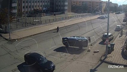 Erzincan'da çarpışma sonrası takla atan otomobil güvenlik kamerasına yansıdı