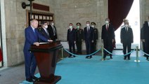 Cumhurbaşkanı Erdoğan Anıtkabir'de! Özel Defteri imzalayıp bir not yazdı: İşaret ettiğin gibi ülkemiz için mücadele ediyoruz