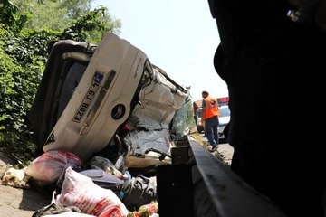 TEM'de kontrolden çıkarak bariyerlere çarpan araç devrildi: 1'i ağır 6 yaralı