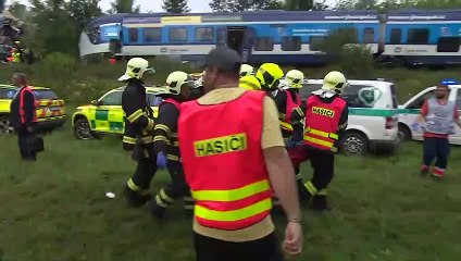 Video herunterladen: Schweres Zugunglück im Südwesten Tschechiens - mindestens 2 Tote