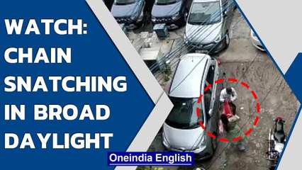 Delhi: 2 men rob woman outside her home in Rohini Sector-7 in broad daylight | Watch | Oneindia News