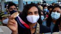 PV Sindhu reaches Hyderabad, receives grand welcome