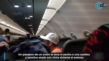 Un pasajero de un avión le toca el pecho a una azafata y termina atado con cinta aislante al asiento