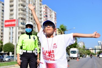 SÜRÜCÜNÜN SÖZLERİ İLE ÜZÜLEN 'TRAFİK DEDEKTİFİ' ENES, POLİSLERLE DENETİM YAPTI