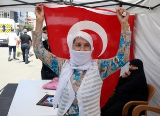 Evlat nöbetindeki anne, teslim olan 3 kişi için Türk bayrağıyla halay çekti