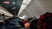 Regardez les images du passager d'un avion scotché sur son siège en plein vol après avoir agressé deux hôtesses de l’air et un agent de bord