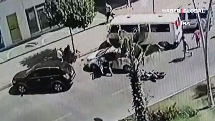 Kontrolsüz yola çıkan otomobil kasksız motosikletliye çarptı! İşte o anlar