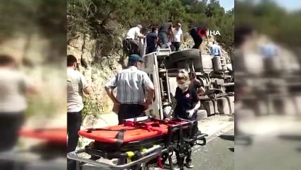 Bilecik'te virajı alamayan tır devrildi