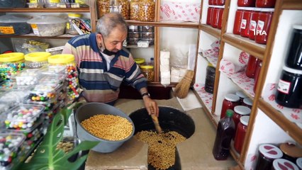 Doğal meyve aromaları ile 30 çeşit leblebi üretiyor