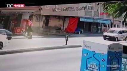 Yön levhası anne ile çocuğunu ezilmekten kurtardı