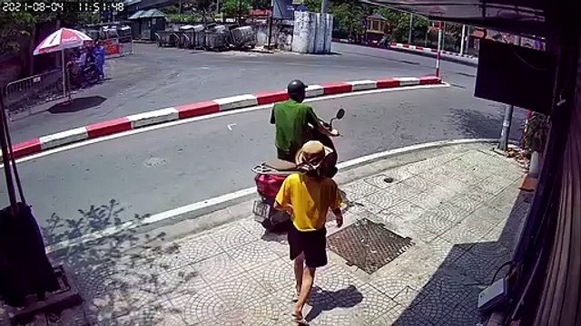 Cán bộ chốt kiểm dịch ngất xỉu khi làm việc dưới trời nắng