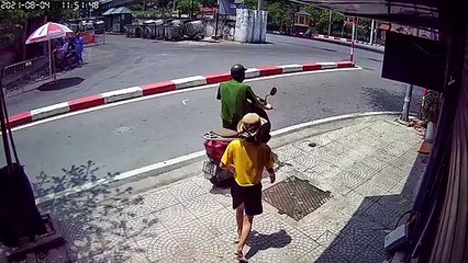 Cán bộ chốt kiểm dịch ngất xỉu khi làm việc dưới trời nắng