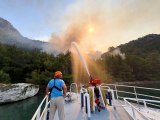 Son dakika haberleri... Ulaştırma ve Altyapı Bakanlığı, hızlı tahlisiye botu ile yangına denizden müdahale etti