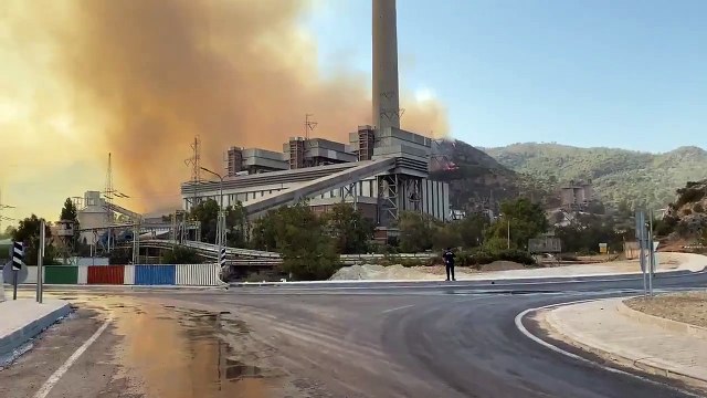 Milas Belediye Başkanı, Termik Santral'e çok yaklaşan yangından son görüntüleri paylaştı