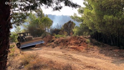 Ezrek menekülnek a tűz elől Athénban