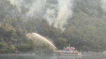 Kıyı emniyeti Marmaris Delikyol Koyu mevkisindeki orman yangınına denizden müdahale etti