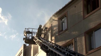 Ümraniye'de uyuşturucu bağımlısı şahıs apartmanın çatısını yaktı