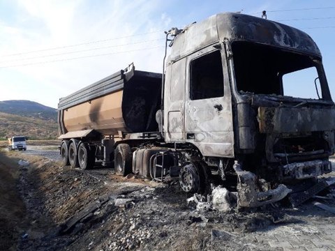 Elazığ'da, seyir halindeyken alev alan hafriyat kamyonu yandı