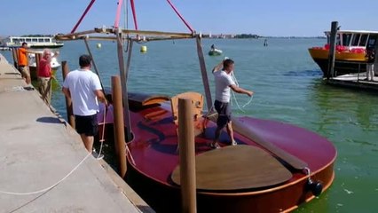 Un violín flotante homenajea a las víctimas mortales de la pandemia en las aguas de Venecia