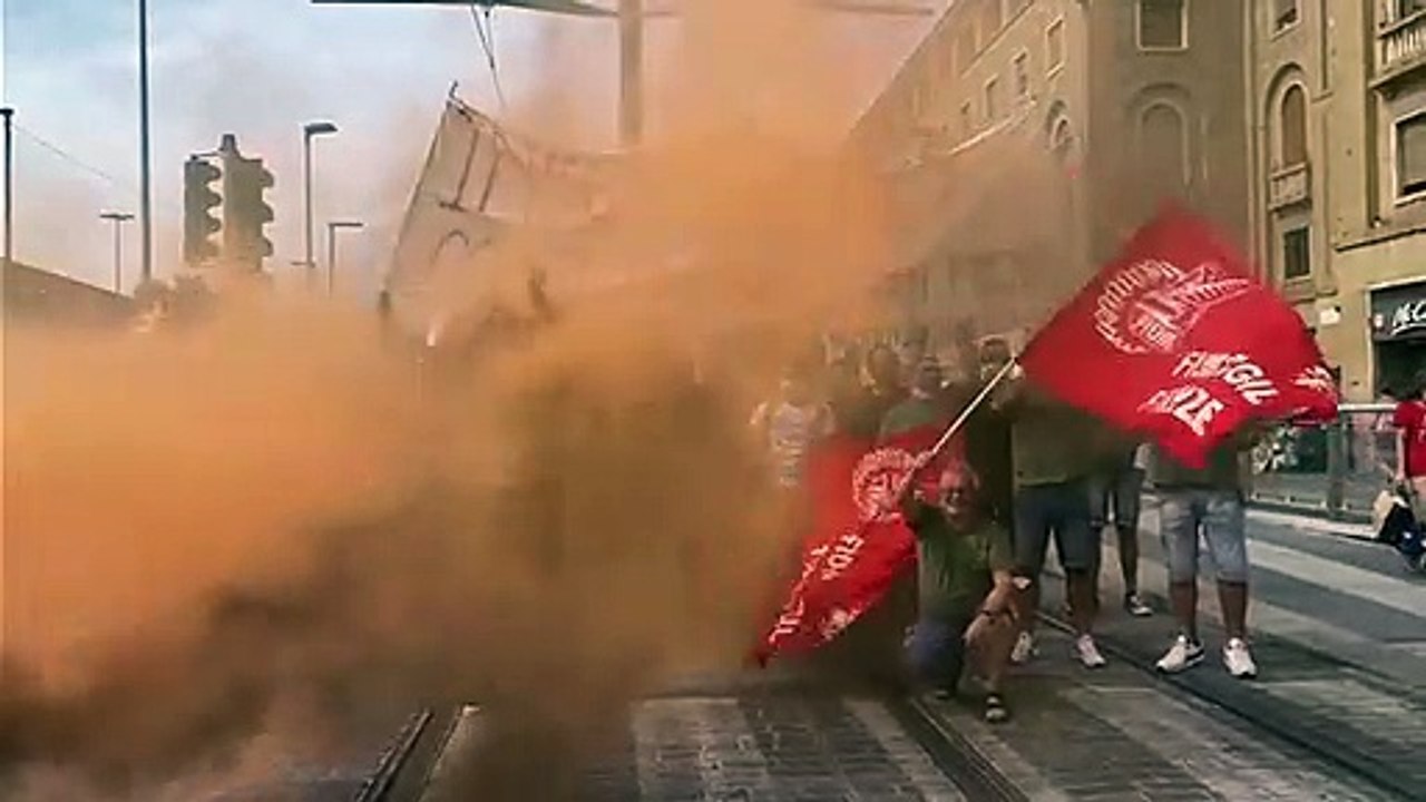 Gkn, i cori dei lavoratori a Firenze: volantini per la manifestazione dell'11 agosto