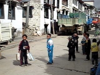 Enfants tibétains à Ngalam