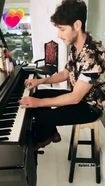 Amir a passé une soirée de folie, avec de bons plats et de la musique dans son salon !