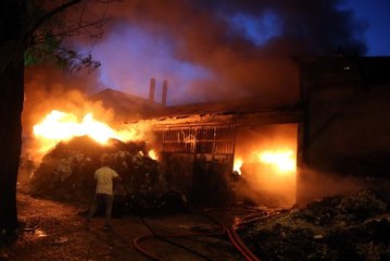 Tekstil deposunda çıkan yangın kontrol altına alındı