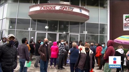 Abuelitos en el Edoméx madrugan para tramitar la Tarjeta del Bienestar