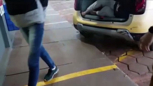 Mulheres são detidas ao serem flagradas tentando furtar blusas em loja no Centro