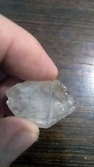 Un cristal de quartz . بلورة  كوارتز