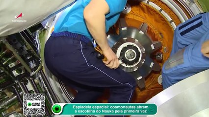 Espiadela espacial cosmonautas abrem a escotilha do Nauka pela primeira vez