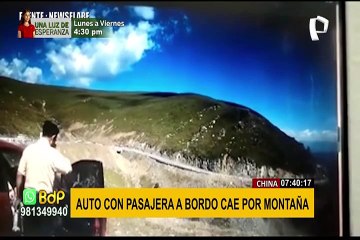Auto con pasajera a bordo cae por barranco