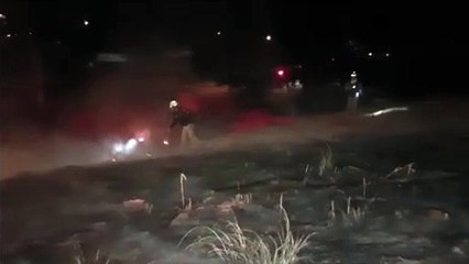 Bombeiros combatem incêndio em vegetação na Rua Londrina, na região central