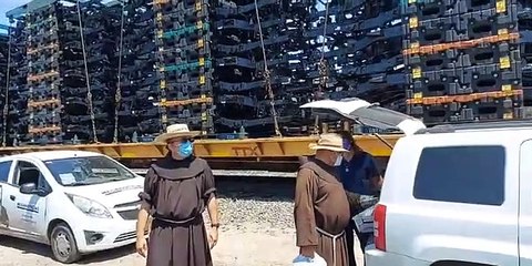 Download Video: Casa Franciscana Guaymas A.C. Ayudan a la #caravana #migrante de #honduras en las vias del tren en guaymas sonora mexico les dan comida agua ropa calzado van para #USA