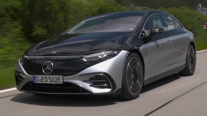 The new Mercedes-Benz EQS 580 4MATIC in Silver Black Driving Video