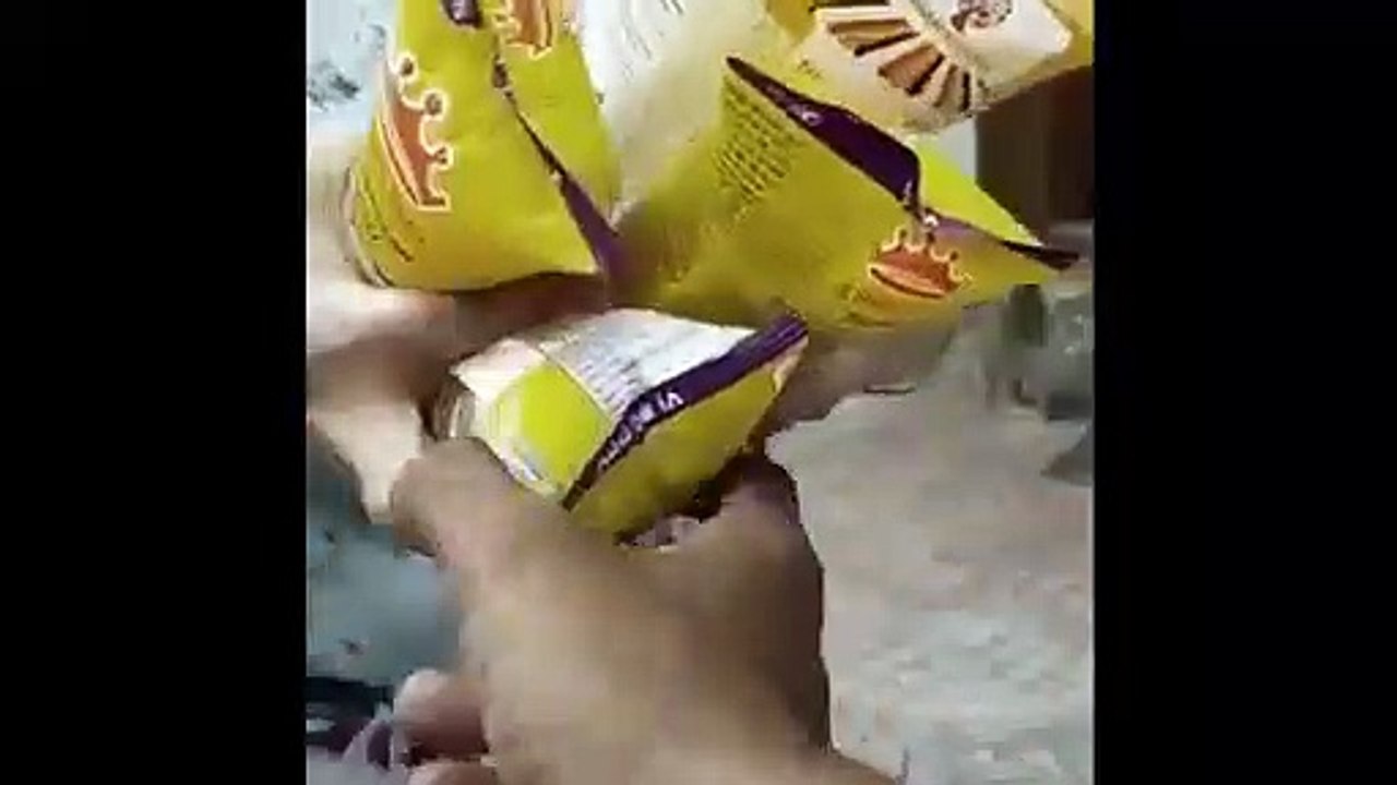 Clip người đàn ông lạ lùng thích rong ruổi khắp đường phố Sài Gòn tặng quà cho mọi người