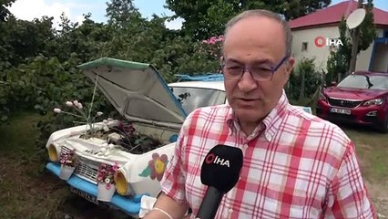 1964 model otomobil çiçekleri ve renkli boyasıyla ilgi odağı oldu