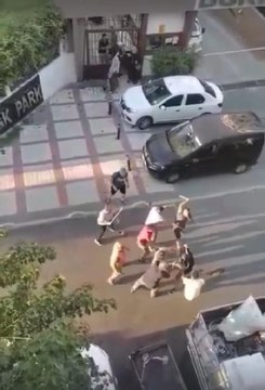 BAĞCILAR'DA ÇOCUKLARIN KAVGASINA BÜYÜKLER KARIŞTI, ORTALIK SAVAŞ ALANINA DÖNDÜ