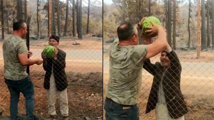 Yanan evinin bahçesindeki karpuzları orman işçilerine ikram etti