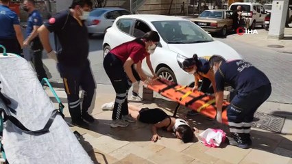 Yolun karşısına geçmek isterken otomobil çarptı, o anlar kameraya böyle yansıdı