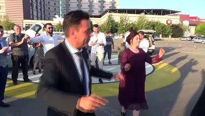 Sağlıkçı çift nikahlarına hastane bahçesinde erik dalı oynayarak gitti