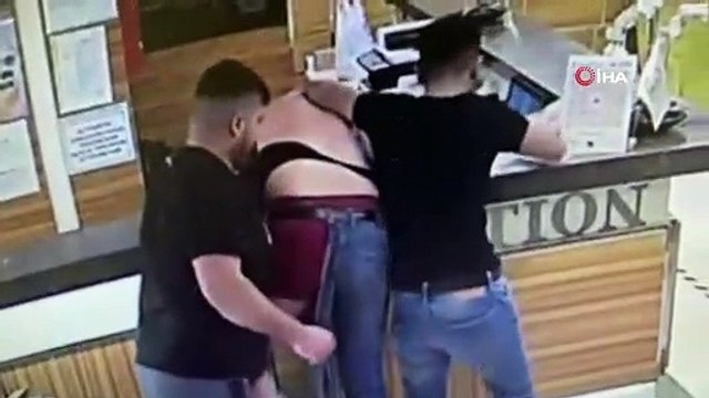 Beş kişi bir adamı sokak ortasında tekme tokat dövdü