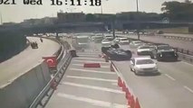 Avrasya Tüneli girişinde takla atan otomobilin sürücüsü ağır yaralandı